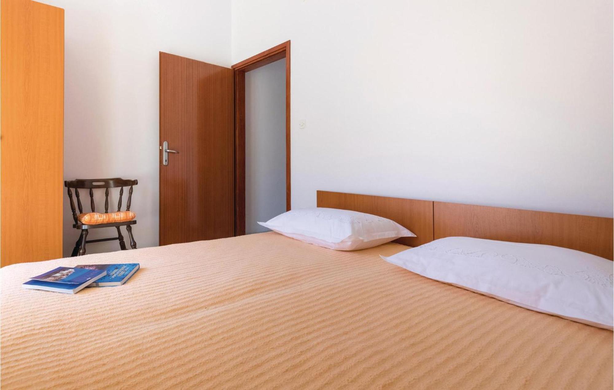 2 Bedroom Lovely Apartment In Komarna 클레크 외부 사진