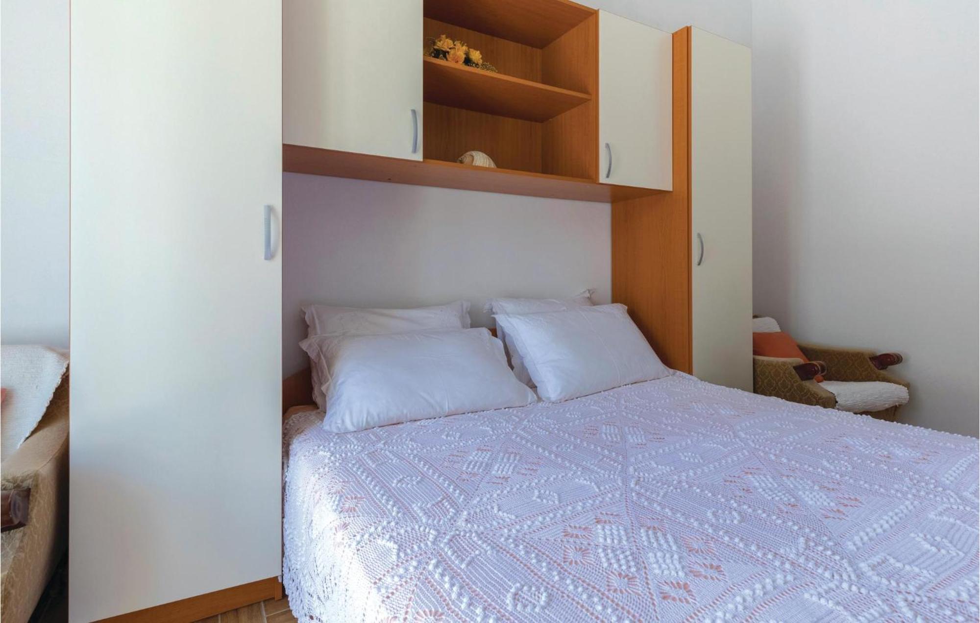 2 Bedroom Lovely Apartment In Komarna 클레크 외부 사진