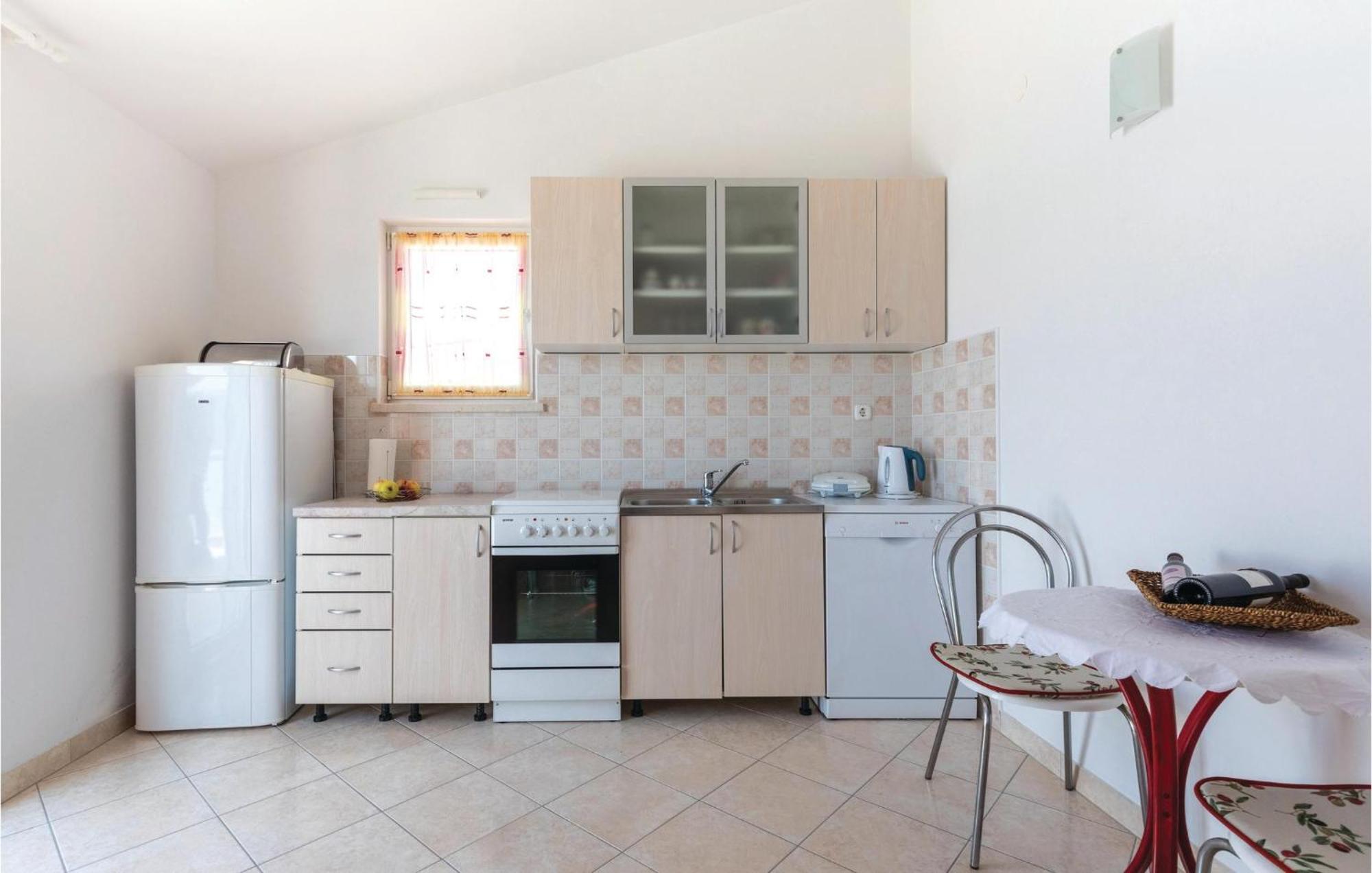 2 Bedroom Lovely Apartment In Komarna 클레크 외부 사진