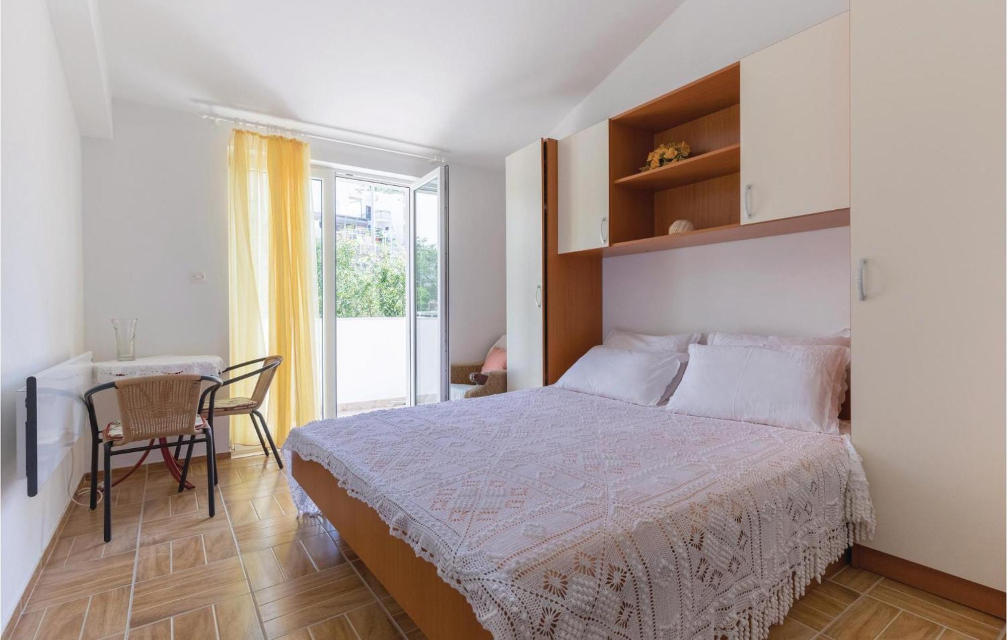 2 Bedroom Lovely Apartment In Komarna 클레크 외부 사진