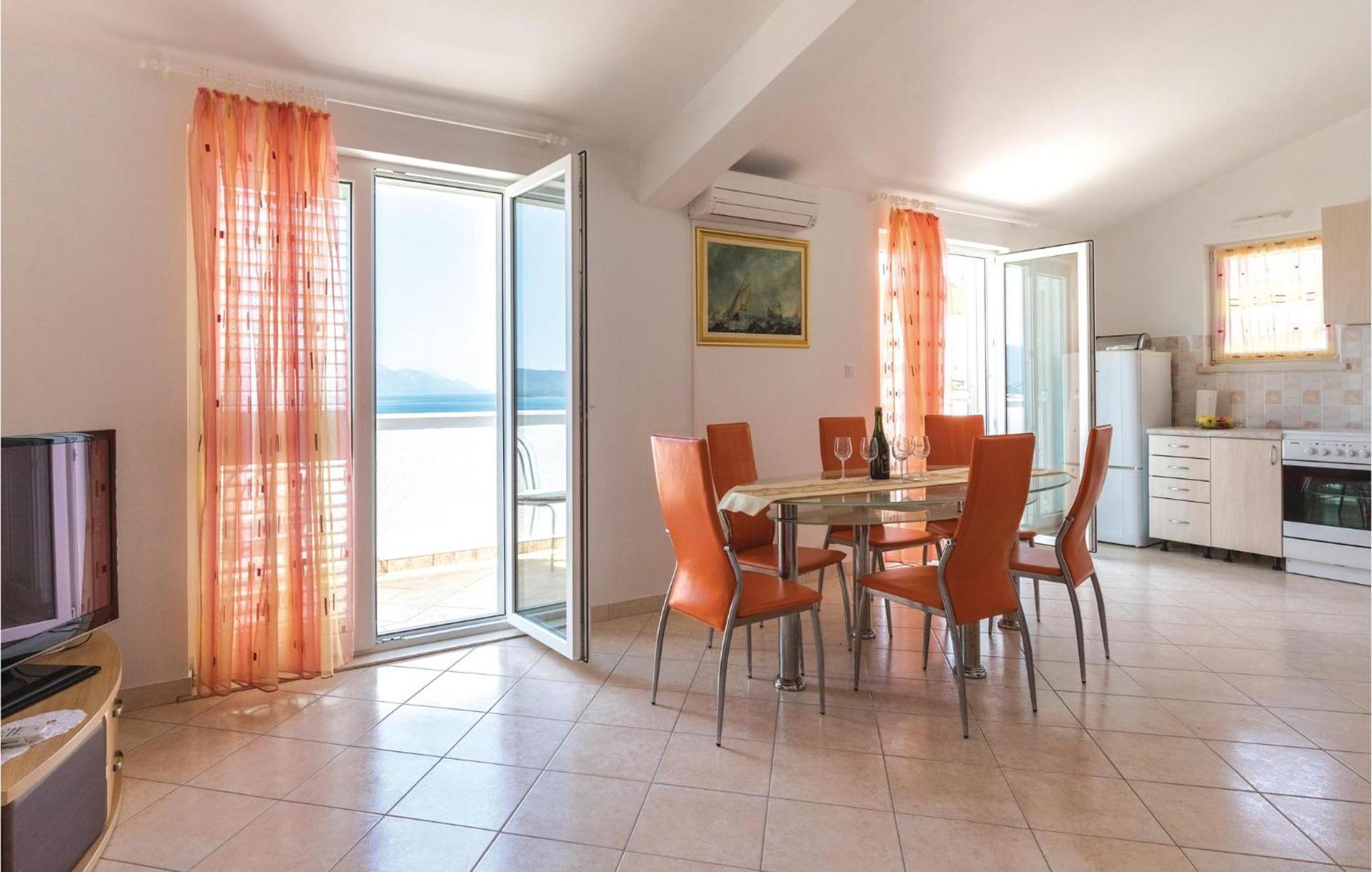 2 Bedroom Lovely Apartment In Komarna 클레크 외부 사진