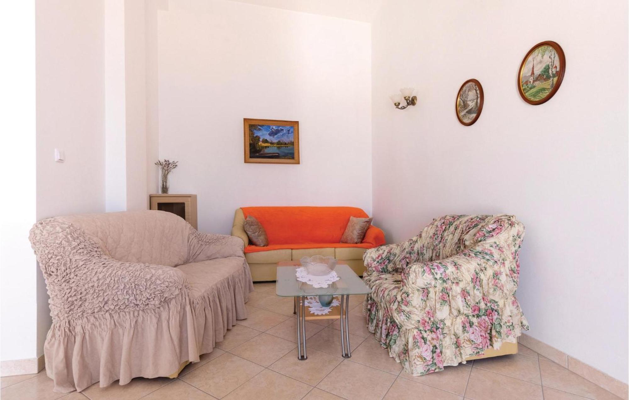 2 Bedroom Lovely Apartment In Komarna 클레크 외부 사진