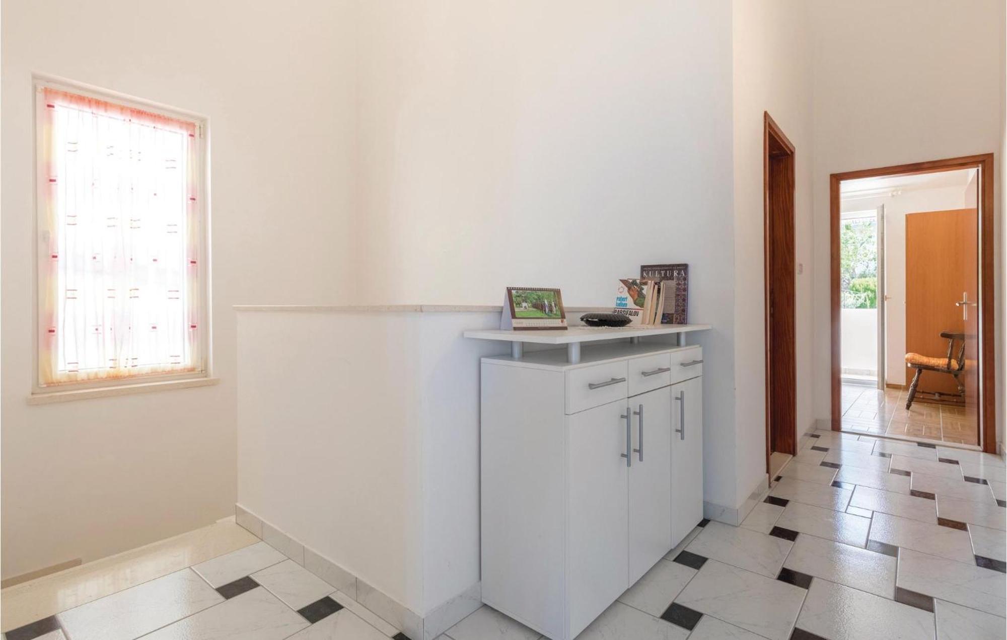 2 Bedroom Lovely Apartment In Komarna 클레크 외부 사진